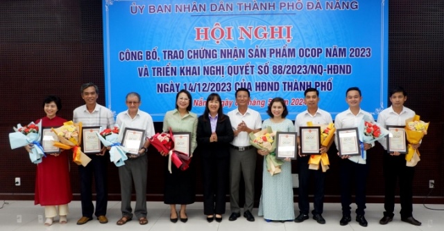 Các chủ thể OCOP nhận Giấy chứng nhận sản phẩm OCOP 4 sao cấp thành phố