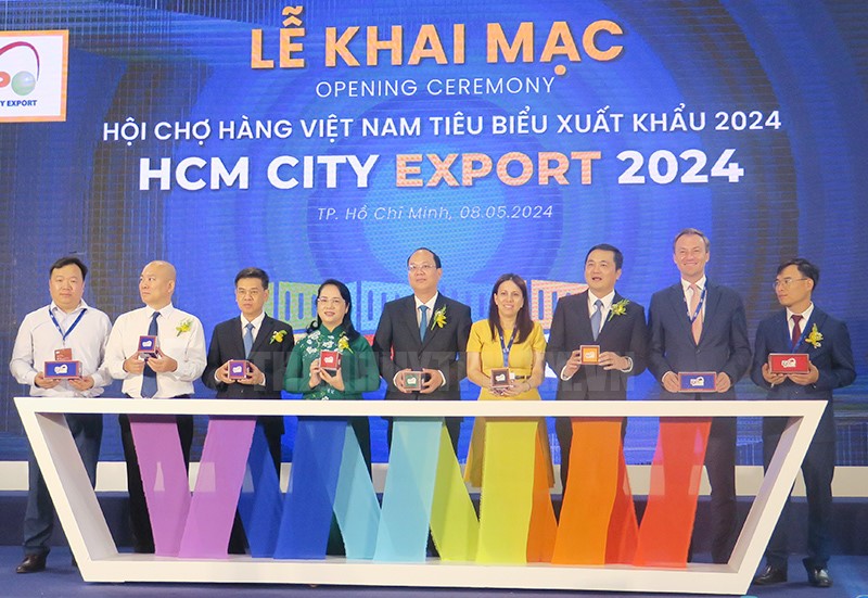 Các đồng chí lãnh đạo và đại biểu thực hiện nghi thức khai mạc