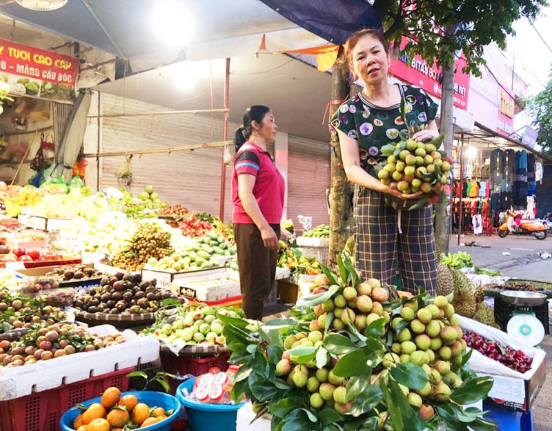 Vải thiều cực sơm ở Bắc Giang có giá 100 nghìn đồng/kg.