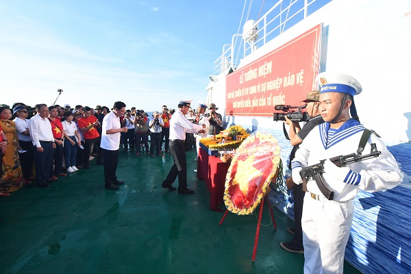 Lễ tưởng niệm cán bộ chiến sỹ hy sinh vì sự nghiệp bảo vệ chủ quyền biển đảo của Tổ Quốc tổ chức gần đảo Colin