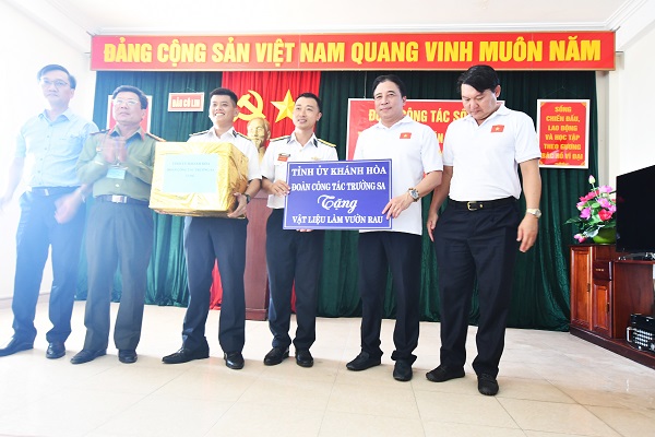 Ông Nguyễn Khắc Toàn- Phó Bí thư thường trực Tỉnh ủy, Chủ tịch HĐND tỉnh, cùng một số vị đại diện đoàn công tác Khánh Hòa tặng quà cán bộ chiến sỹ đảo Colin