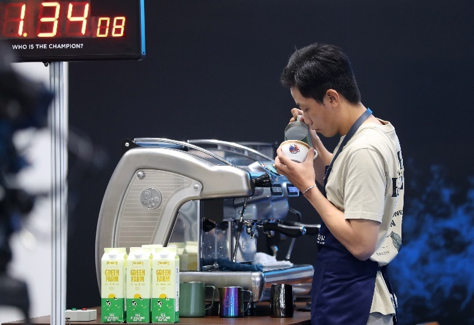 Nhóm hình 1: Các thí sinh thực hiện phần thi pha chế, vẽ Latte Art