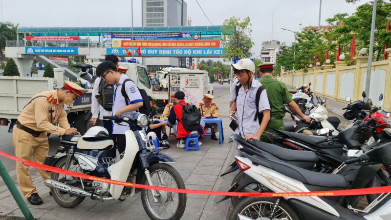 Công an Hạ Long xử lý nghiêm học sinh điều khiển mô tô xe máy chưa đủ tuổi.