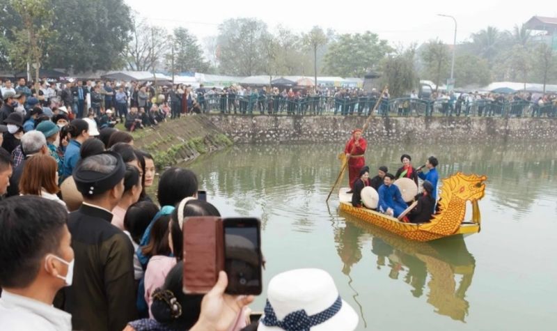 Du khách xem hát quan họ trên thuyền ở làng Viêm Xá, phường Hòa Long, thành phố Bắc Ninh.