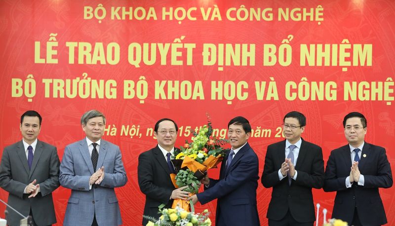 Các thứ trưởng Bộ Khoa học và Công nghệ Bùi Thế Duy, Phạm Công Tạc, Trần Văn Tùng, Lê Xuân Định và Nguyễn Hoàng Giang (từ trái qua) chúc mừng Bộ trưởng Huỳnh Thành Đạt trong lễ nhậm chức chiều 15/11/2020. (Ảnh: Ngọc Thành)