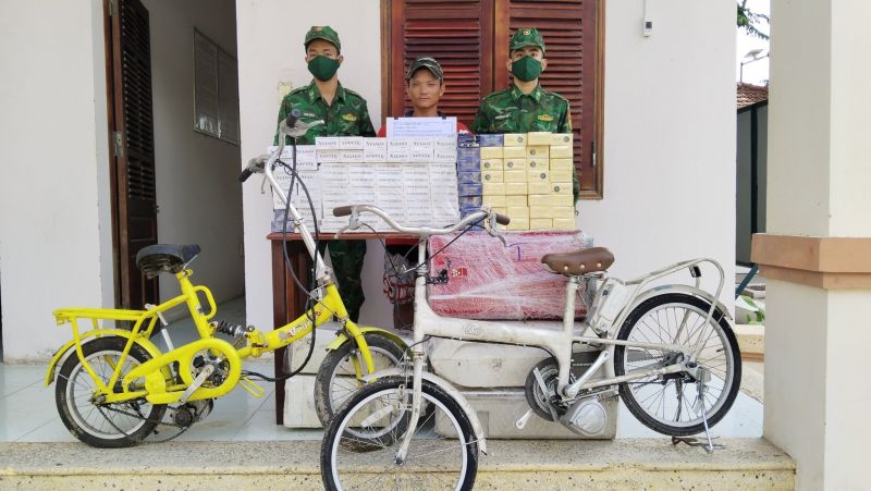 Đối tượng Phạm Tấn Hỷ (đứng giữa) cùng toàn bộ tang vật