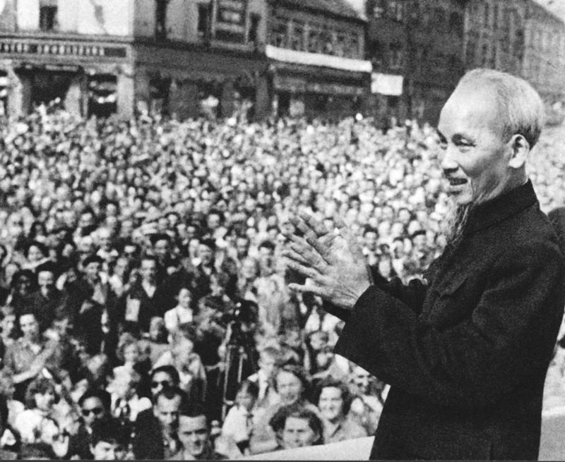 Chủ tịch Hồ Chí Minh nói chuyện với Nhân dân Tiệp Khắc (cũ) vào tháng 7/1957. Ảnh tư liệu.