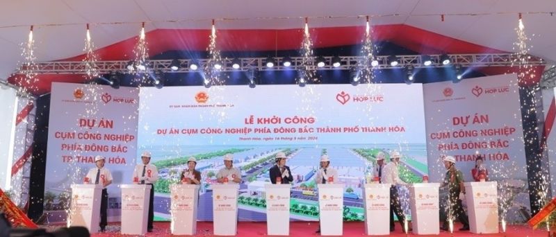 Các đại biểu thực hiện nghi lễ khởi công Dự án