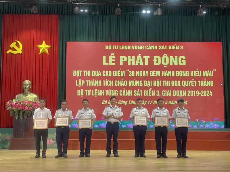 Đại tá Cao Xuân Quận, Phó Chính ủy BTL Vùng Cảnh sát biển 3 trao thưởng cho các cá nhân đạt thành tích xuất sắc trong thực hiện đợt thi đua cao điểm chào mừng kỷ niệm 70 năm chiến thắng Điện Biên phủ (07/5/1954 - 07/5/2024)