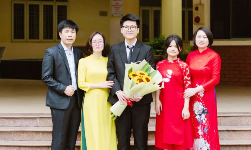 Em Phạm Tuấn Cường (SN 2006), học sinh lớp 12 chuyên Hóa học và gia đình.