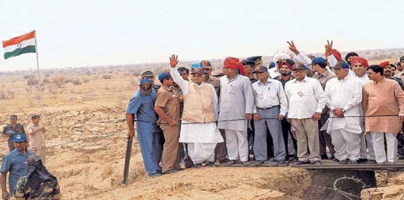 Thủ tướng Ấn Độ Atal Bihari Vajpayee thăm bãi thử hạt nhân ở Pokhran, năm 1998. (Nguồn: PTI)