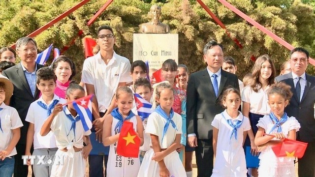 Anh hùng Cộng hòa Cuba Fernando González Llort - Chủ tịch ICAP, Phó Chánh án Tòa án Nhân dân tối cao Việt Nam Nguyễn Văn Tiến đang thăm chính thức Cuba, ông Lê Quang Long - Đại sứ Việt Nam cùng đông đảo người dân và học sinh địa phương tại lễ kỷ niệm 134 năm ngày sinh của Chủ tịch Hồ Chí Minh.