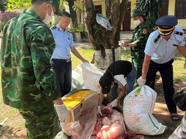 300kg nội tạng động vật không rõ nguồn gốc được lực lượng chức năng phát hiện, thu giữ vào ngày 17/5.