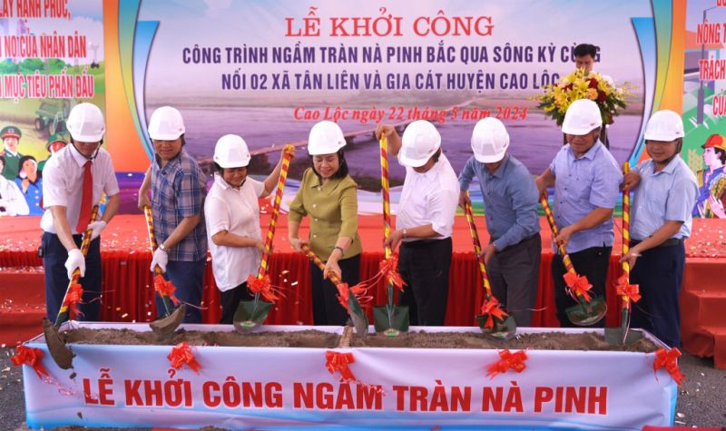 Các đại biểu thực hiện nghi thức động thổ khởi công Ngầm tràn Nà Pinh, huyện Cao Lộc, tỉnh Lạng Sơn