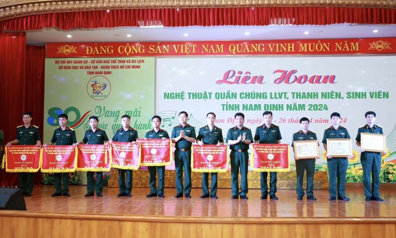 Bộ CHQS tỉnh Nam Định tặng cờ lưu niệm cho các đội tham gia Liên hoan Nghệ thuật quần chúng LLVT, Thanh niên, Sinh viên năm 2024.