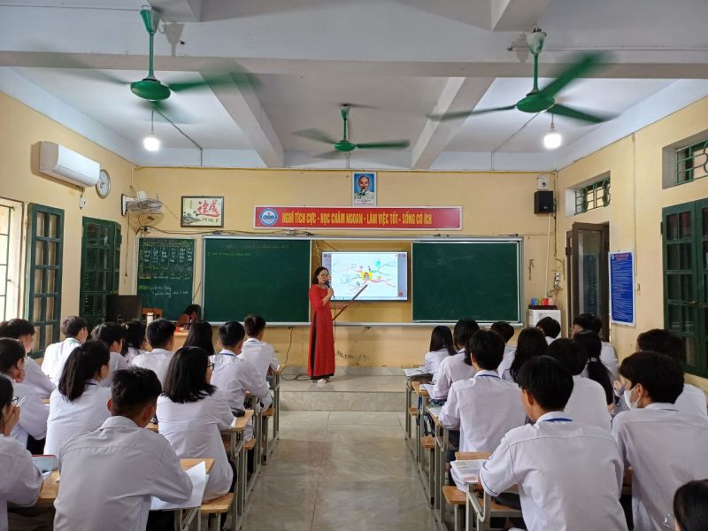 Cô và trò Trường THPT Mê Linh, huyện Đông Hưng sử dụng Phần mềm Quản lý, dạy học tại trường