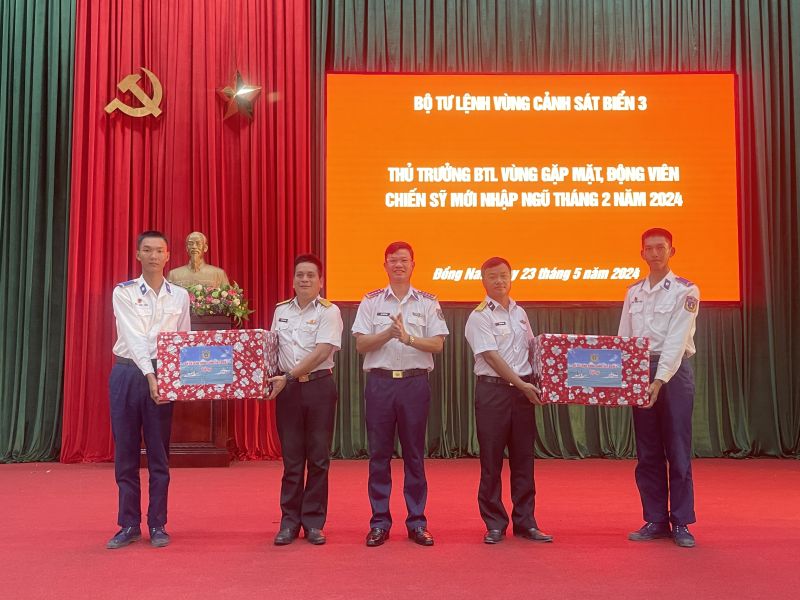 Đại tá Cao Xuân Quận, trao quà cho chiến sỹ