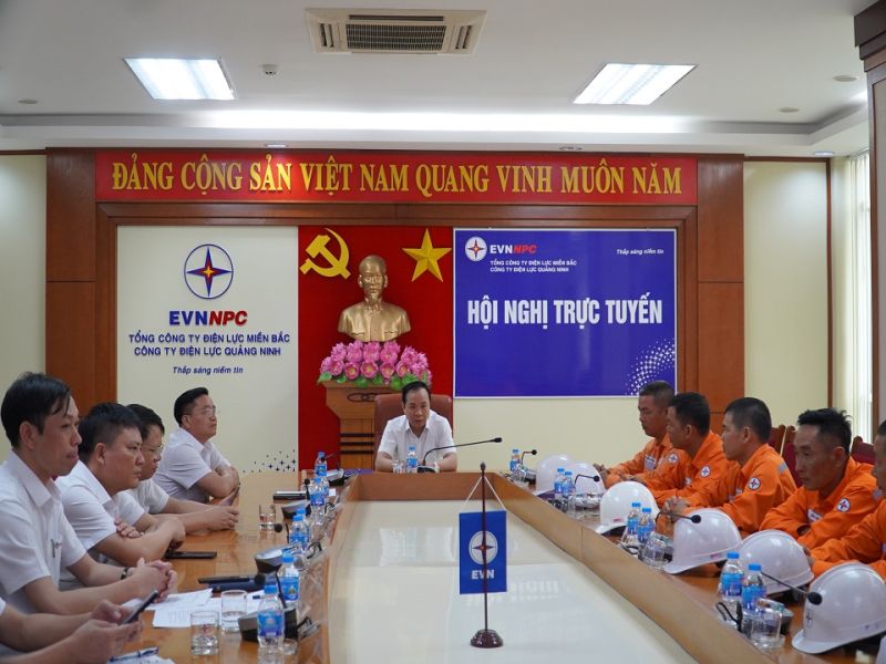 1Ông Phạm Đình Chấn - Phó giám đốc Công ty căn dặn Tổ xung kích trước khi lên đường tham gia hỗ trợ thi công xây dựng Dự án đường dây 500kV mạch 3