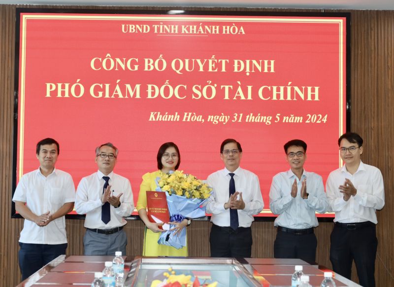 Lãnh đạo tỉnh và lãnh đạo Sở Tài chính chúc mừng bà Trần Thị Ngọc Giàu.