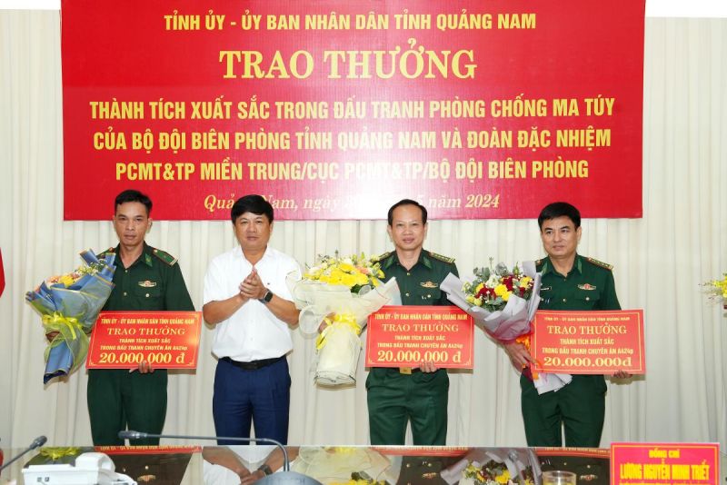 Đồng chí Lương Nguyễn Minh Triết, Bí thư Tỉnh ủy Quảng Nam trao khen thưởng 3 tập thể có thành tích xuất sắc trong quá trình đấu tranh chuyên án