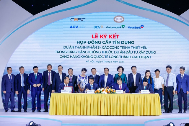 Thủ tướng và các đại biểu chứng kiến lễ ký kết hợp đồng cấp tín dụng trị giá 1,8 tỷ USD cho dự án thành phần 3 của Cảng Hàng không quốc tế Long Thành - Ảnh: VGP/Nhật Bắc