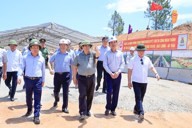 Thủ tướng Phạm Minh Chính kiểm tra các dự án thành phần đi qua tỉnh Quảng Bình của cao tốc Bắc-Nam phía Đông giai đoạn 2021-2025 - Ảnh: VGP/Nhật Bắc