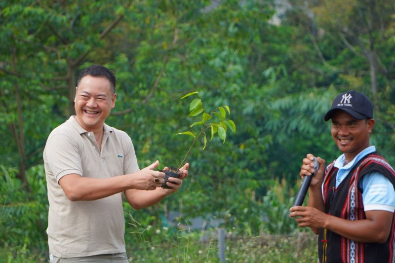 Hướng dẫn kỹ thuật trồng cây cho bà con dân tộc thiểu số tham dự chương trình