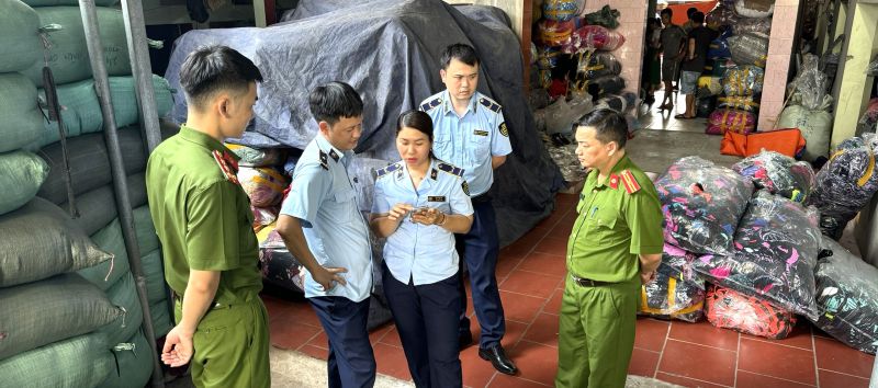 Lực lượng quản lý thị trường Bắc Giang phối hợp kiểm tra hàng hóa