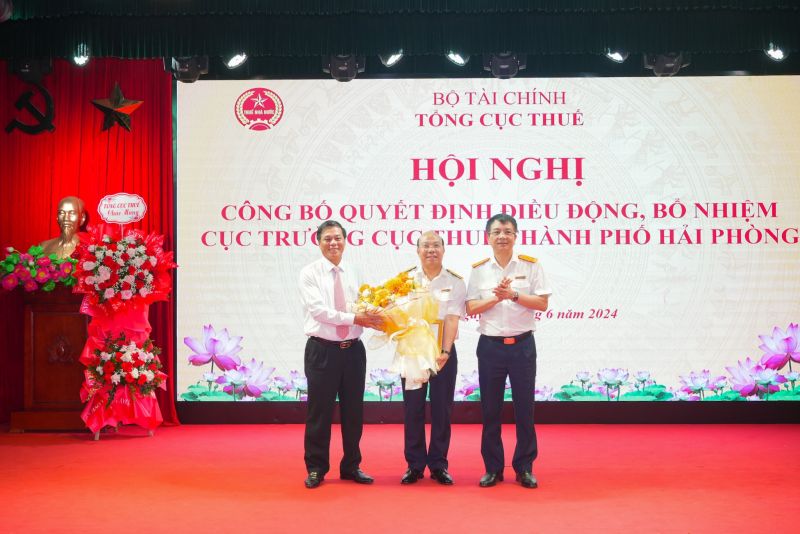 Chủ tịch UBND thành phố Nguyễn Văn Tùng và Tổng Cục trưởng Tổng cục Thuế Mai Xuân Thành tặng hoa chúc mừng Tân Cục trưởng Cục Thuế TP. Hải Phòng