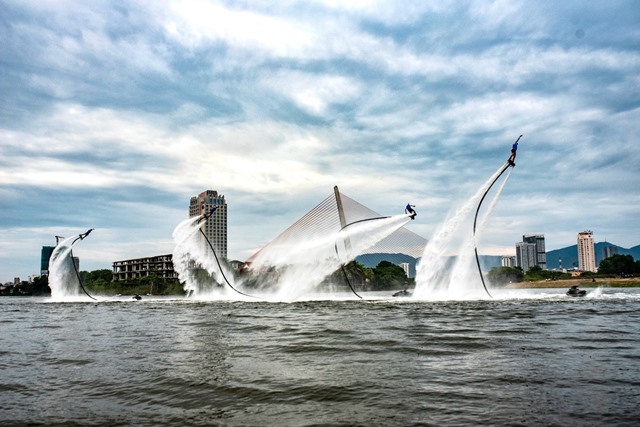 Tại Da Nang Downtown sẽ xuất hiện show trình diễn nghệ thuật thể thao mạo hiểm Jetski & Flyboards chưa từng có ở Việt Nam