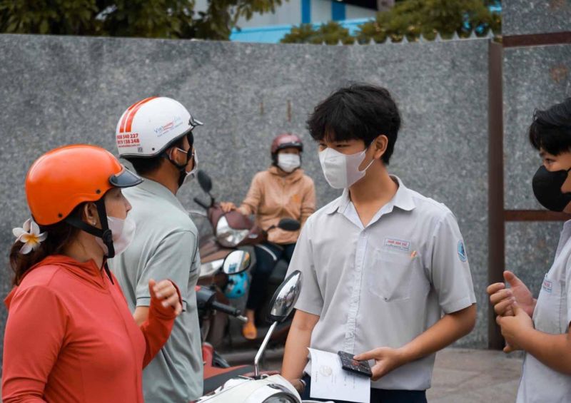 Phụ huynh dặn dò học sinh trước cổng Trường THPT Ngô Quyền (phường Trung Dũng, TP. Biên Hòa). Ảnh: Lê Duy