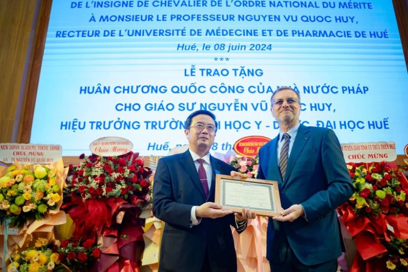 Ngài Olivier Brochet, Đại sứ Cộng hòa Pháp tại Việt Nam trao tặng Huân chương Công trạng Quốc gia, tước hiệu Hiệp sĩ cho GS.TS Nguyễn Vũ Quốc Huy, Hiệu trưởng ĐH Y - Dược, ĐH Huế.