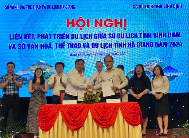 Lãnh đạo Hiệp hội Du lịch 2 tỉnh ký kết Biên bản. Ảnh: Viết Hiền