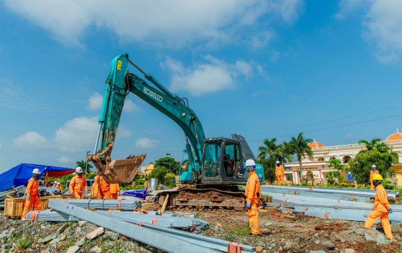 Công nhân Điện lực Nam Định tích cực làm việc dưới thời tiết nắng nóng