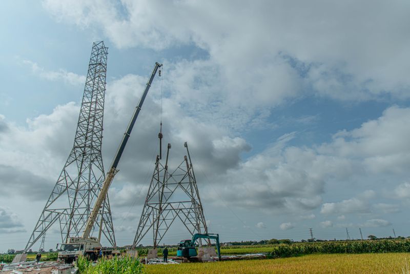 Các cột thép đang dần được hình thành