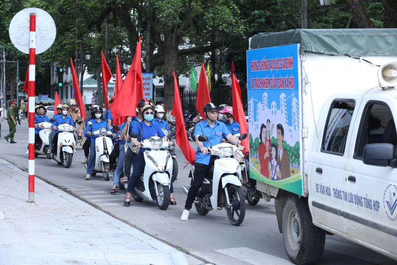 Các lực lượng tham gia diễu hành tuyên truyền tại các tuyến đường của thành phố Lạng Sơn