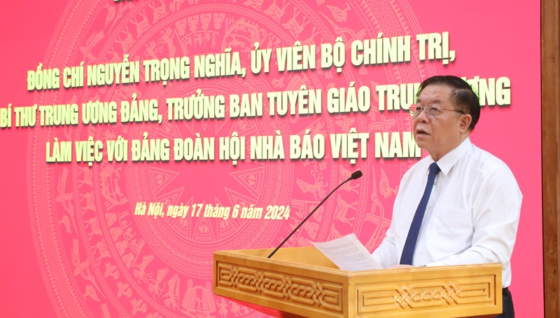 Đồng chí Nguyễn Trọng nghĩa, Ủy viên Bộ Chính trị, Bí thư Trung ương Đảng, Trưởng Ban Tuyên giáo Trung ương phát biểu tại buổi làm việc.