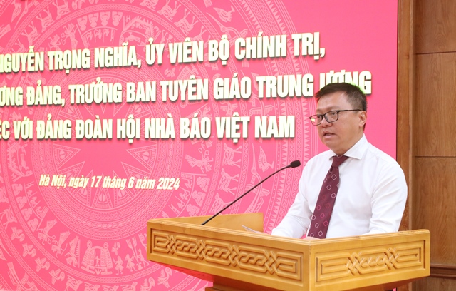 Đồng chí Lê Quốc Minh, Ủy viên Trung ương Đảng, Bí thư Đảng đoàn, Chủ tịch Hội Nhà báo Việt Nam, Phó Trưởng Ban Tuyên giáo Trung ương, Tổng biên tập Báo Nhân Dân báo cáo tại buổi làm việc.