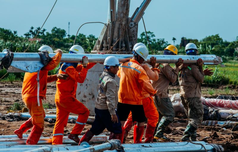 Công nhân Điện lực Nam Định làm việc dưới thời tiết nắng nóng