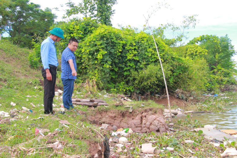 Lực lượng chức năng kiểm tra 1 điểm sạt lở Trọng điểm xung yếu đê kè Mười Sáu, vị trí từ K188 +470-K188 +577, tuyến đê Tả sông Đáy bị sạt lở nghiêm trọng