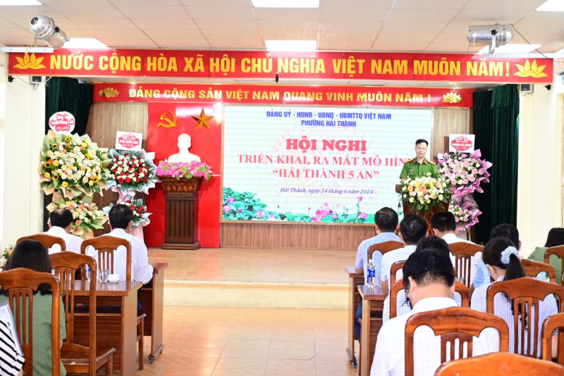 Đại diện Công an phường Hải Thành báo cáo tình hình an ninh trật tự và đề xuất xây dựng mô hình “Hải Thành 5 an”.