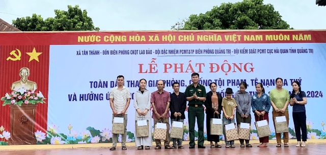 Tại lễ phát động, các đơn vị đã trao 40 suất quà nhằm hỗ trợ, động viên tinh thần người sau cai nghiện và các hộ gia đình có hoàn cảnh khó khăn trên địa bàn.