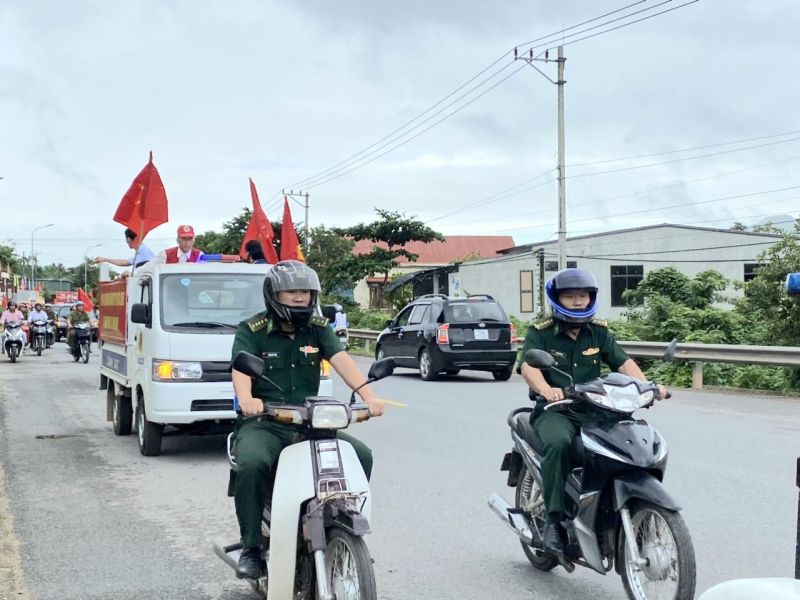 Các lực lượng ra quân tuyên truyền phòng chống ma túy.