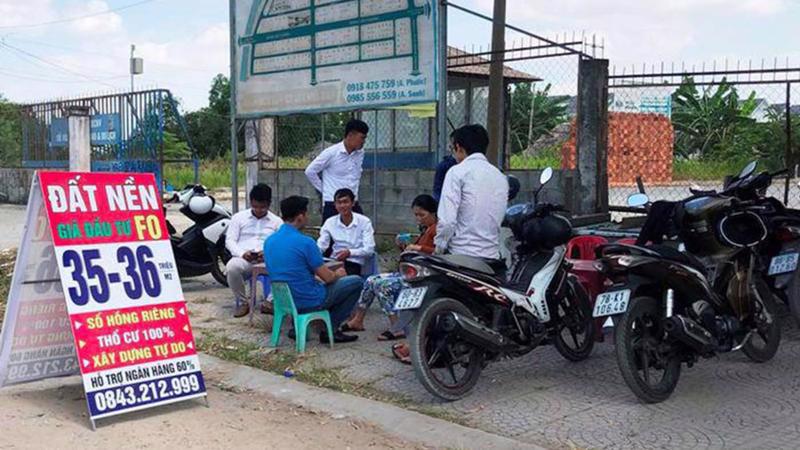 Tại Việt Nam, nhiều môi giới bất động sản là tay ngang từ lĩnh vực khác lấn sân, hoạt động chộp giật, gây ảnh hưởng đến những người làm nghề chuyên nghiệp.