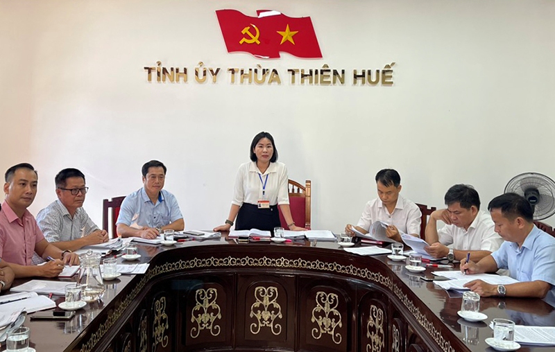 Bà Phạm Thị Minh Huệ và Ủy ban Kiểm tra Tỉnh ủy Thừa Thiên Huế (ảnh TU)