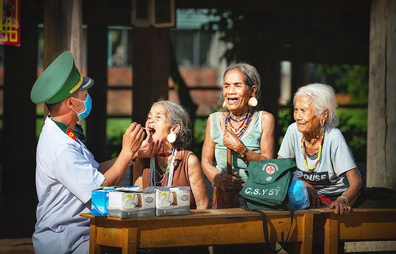 Cán bộ, chiến sĩ quân y thăm, khám bệnh cho người cao tuổi đồng bào Tây Nguyên.