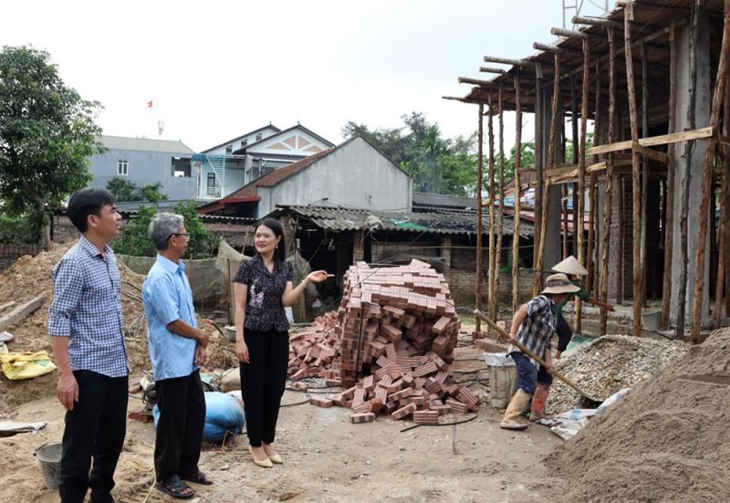 Lãnh đạo Ủy ban MTTQ huyện Hiệp Hòa và Ủy ban MTTQ xã Quang Minh thăm công trình xây dựng nhà ở của ông Ngô Văn Quang (đứng giữa) ở thôn Hữu Định - NCC được hỗ trợ xây nhà mới. Ảnh: Phương Nhung.