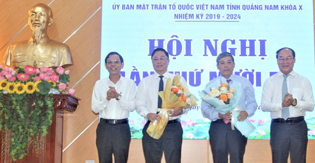 Ông Lê Trí Thanh (thứ 2 từ phải sang), Ủy viên Ban Thường vụ Tỉnh ủy, nguyên Chủ tịch UBND tỉnh Quảng Nam giữ chức vụ Chủ tịch Ủy ban MTTQ Việt Nam tỉnh nhiệm kỳ 2019 - 2024.