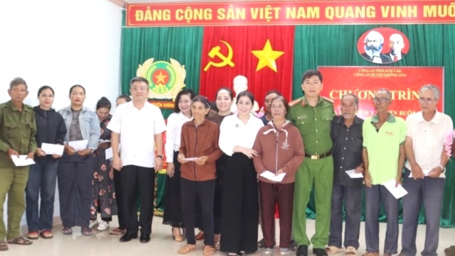 Lãnh đạo huyện Krông Ana cùng các tập thể, cá nhân trao thẻ BHYT và quà cho đồng bào dân tộc thiểu số có hoàn cảnh khó khăn.