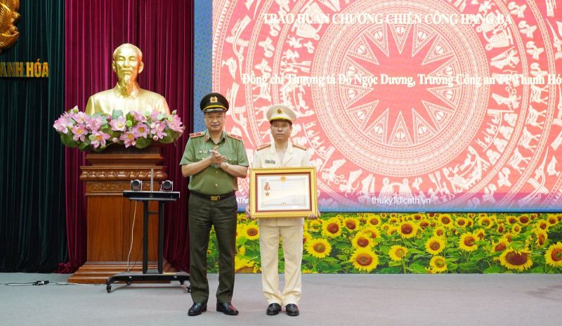 Thừa ủy quyền, Thiếu tướng Trần Phú Hà, Giám đốc Công an tỉnh trao Huân chương Chiến công hạng Ba cho đồng chí Đỗ Ngọc Dương